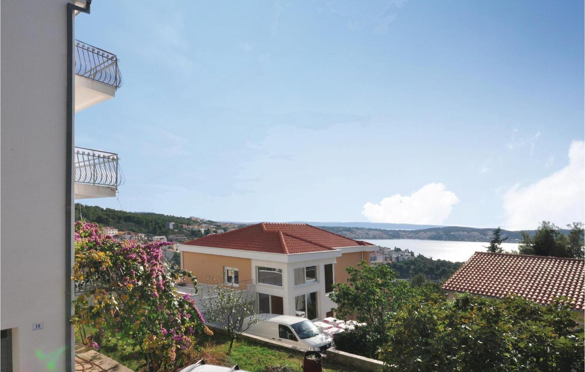 Lovely Apartment In Trogir With Kitchen Zewnętrze zdjęcie