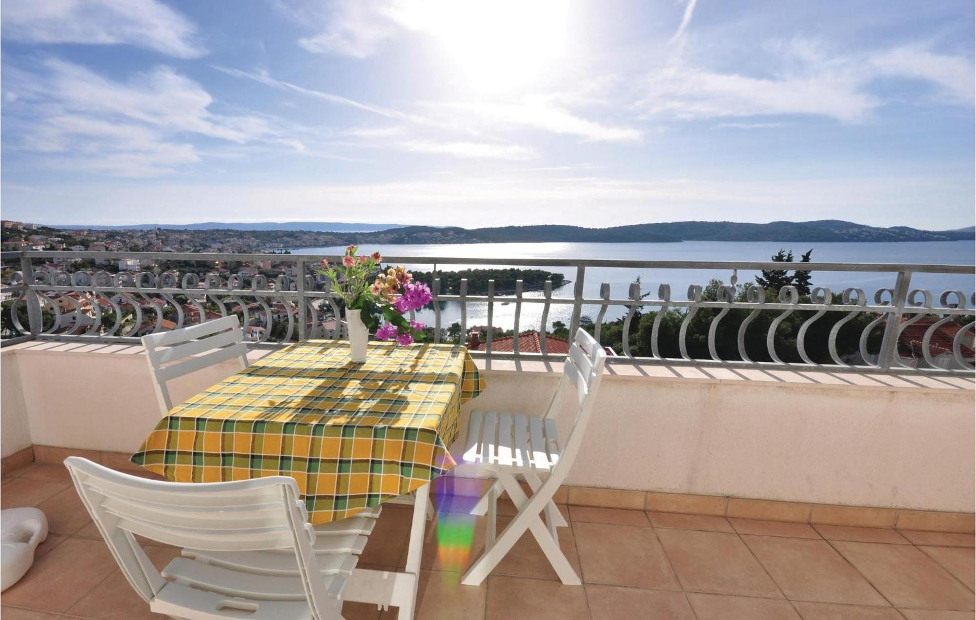 Lovely Apartment In Trogir With Kitchen Zewnętrze zdjęcie