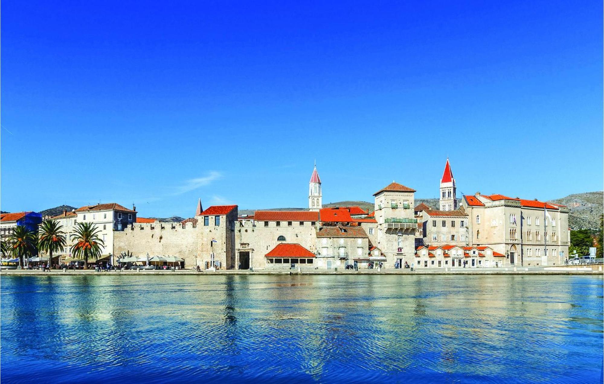 Lovely Apartment In Trogir With Kitchen Zewnętrze zdjęcie